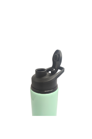 Squeeze Alumínio Verde 600ml  Descrição:  Material: Alumínio Cor: Verde Capacidade: 600 ml Tampa: Plástica preta com sistema de vedação de silicone para evitar vazamentos Características Adicionais:  Sistema de Vedação: Vedação de silicone que garante pro